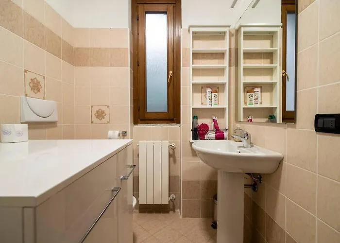 View, Pool, Near Beach, Pinball, Darts Arcade לאבנו-מומבלו